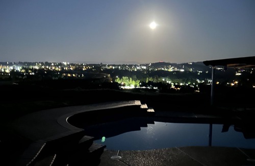 Redding House | Kingsview Luxury Retreat above the city 1 King Bed 2 Queen beds