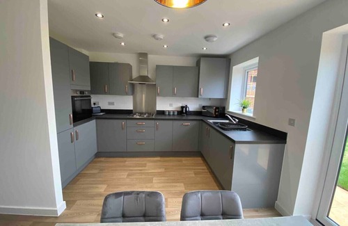 Derby House | Kingsway House - Spacious 4 Bed Home From Home