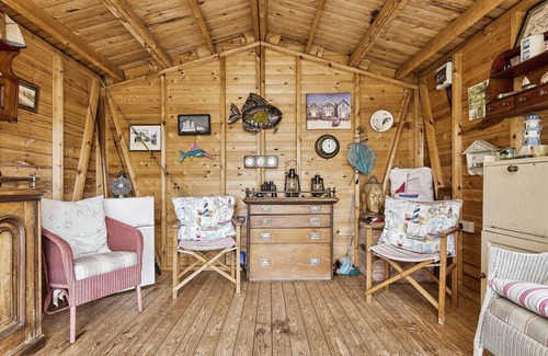 Ryde Cottage | Kipper Cottage - a bungalow that sleeps 4 guests in 2 bedrooms