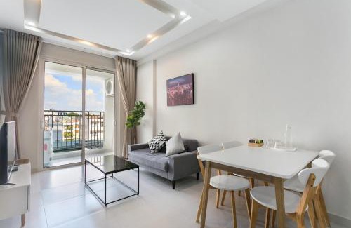 Tan Binh Apartment | Kirakuan Luxury 2BR Pool/Gym