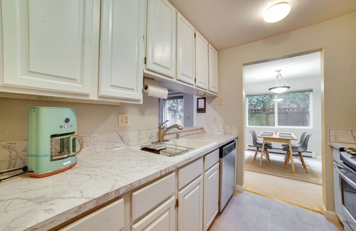 Kirkland Condo | Kirkland Condo w/Fenced Patio ~ 11 Mi to Seattle!