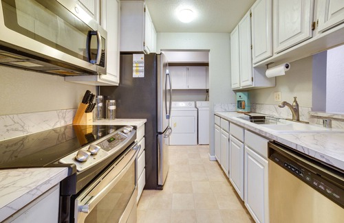 Kirkland Condo | Kirkland Condo w/Fenced Patio ~ 11 Mi to Seattle!
