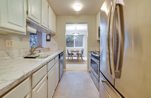 Kirkland Condo | Kirkland Condo w/Fenced Patio ~ 11 Mi to Seattle!