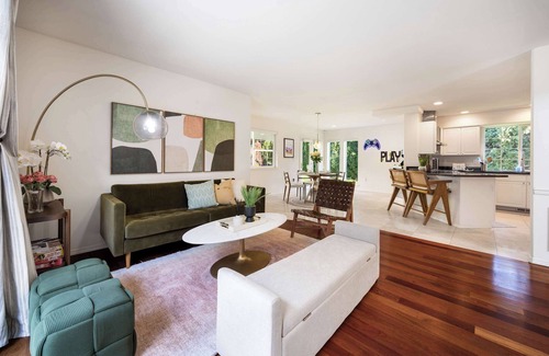 Kingsgate House | Kirkland Elegant 4B 2,5B Family Retreat with Designer Decor