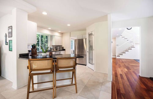 Kingsgate House | Kirkland Elegant 4B 2,5B Family Retreat with Designer Decor