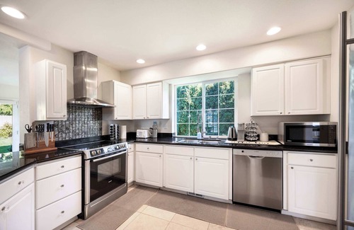 Kingsgate House | Kirkland Elegant 4B 2,5B Family Retreat with Designer Decor