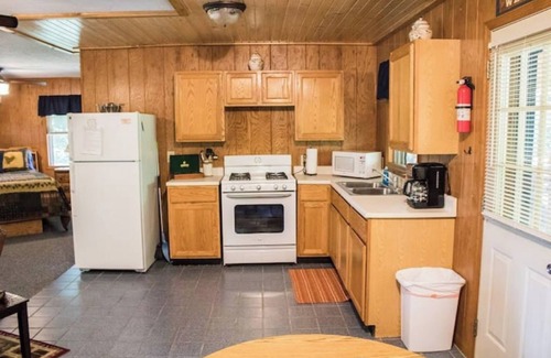 Triumph Cabin | Kishauwau's Starved Rock Area Cabins - Romantic Whirlpool Pines Cabin For 2