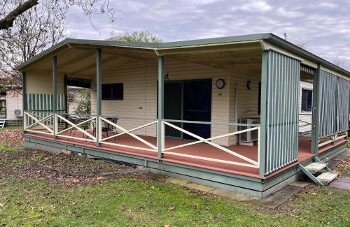 Howlong Hotel | Kismet Riverside Lodge