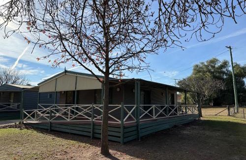 Howlong Hotel | Kismet Riverside Lodge