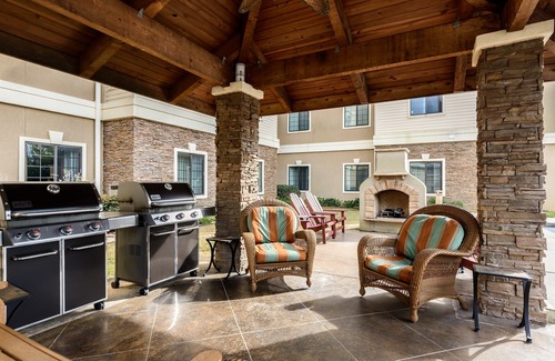 Oak Condo | Kitchen + Outdoor Pool | Minutes from Beaches