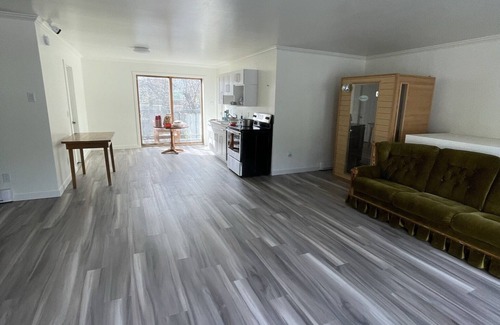 East Kootenay House | Kitchenette queen room in beautiful Radium Hot Springs