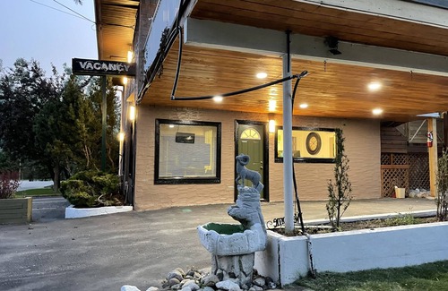 East Kootenay House | Kitchenette queen room in beautiful Radium Hot Springs