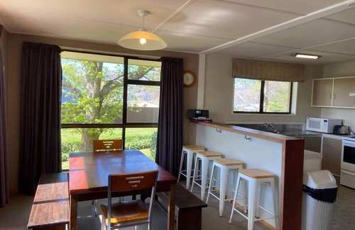 Lowburn House | Kiwi Holidays in Cromwell