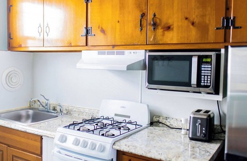 Wildwood Apartment | Kiwi's Cottage, 1.5 Blocks to Beach and Boardwalk, Pet Friendly