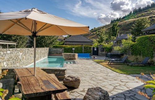 Cardrona House | Kiwi Ski Cottage - Wanaka Holiday Home