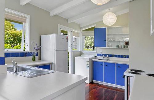 Rainbow Point House | Kiwiana Cottage 1 minute walk to the lake