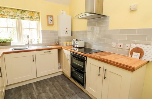Guyzance House | KIZZIE COTTAGE, pet friendly, with open fire in Warkworth
