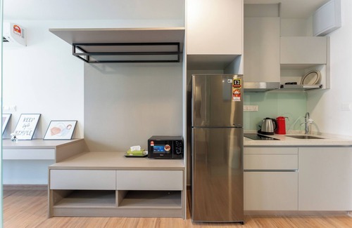 Brickfields Apartment | KL Sentral Studio, Sky jacuzzi, pool, Petronas KLCC view-steps to Monorail 21