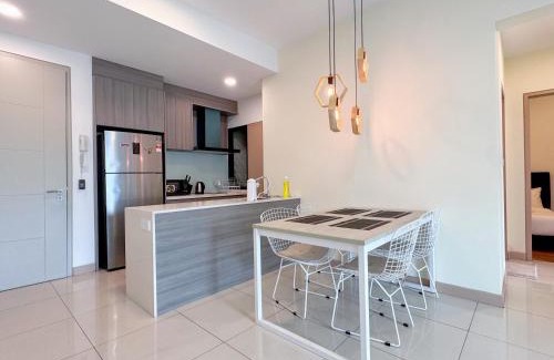 Maluri Apartment | KL V Residence I with Balcony I 吉隆坡双威伟乐城民宿-附有阳台 I Walking distance to MRT & Mall & Nanjing Street I 马中英服务 I Malay English Chinese