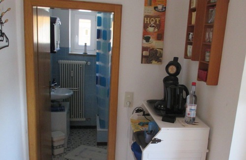 Volkach Apartment | Kleines Appartement (22qm) ohne Küche mit Doppelbett und Balkon