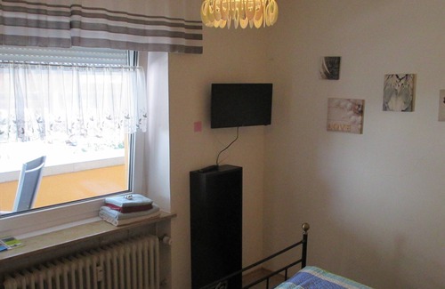 Volkach Apartment | Kleines Appartement (22qm) ohne Küche mit Doppelbett und Balkon