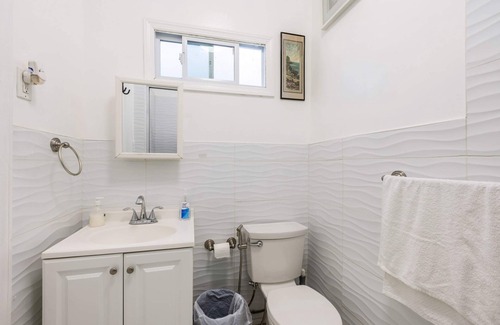 Crown Heights House | KLO Room #1 With Private Bathroom