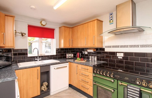 Weymouth Cottage | KNAPP COTTAGE, with a garden in Chickerell