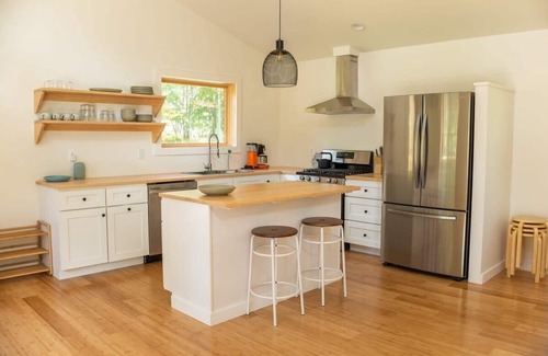 Livingston Manor House | Knickerbocker Knoll: Tranquil + Modern w/Hot Tub