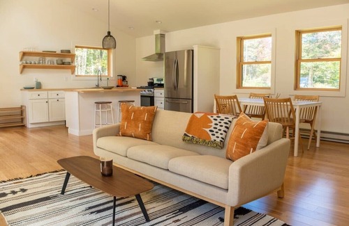 Livingston Manor House | Knickerbocker Knoll: Tranquil + Modern w/Hot Tub