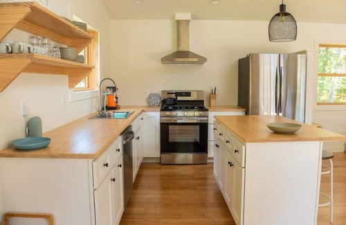 Livingston Manor House | Knickerbocker Knoll: Tranquil + Modern w/Hot Tub