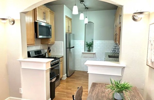 Oak Lawn Apartment | Knight 105: Your Perfect 2-Bedroom Getaway