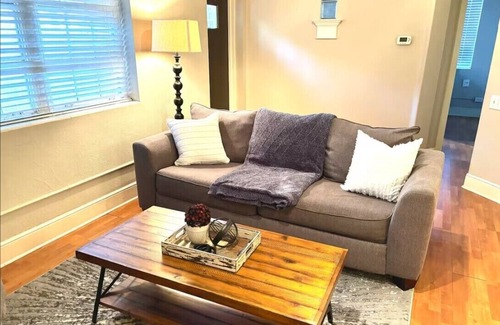 Oak Lawn Apartment | Knight 105: Your Perfect 2-Bedroom Getaway