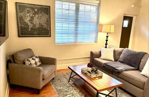 Oak Lawn Apartment | Knight 105: Your Perfect 2-Bedroom Getaway