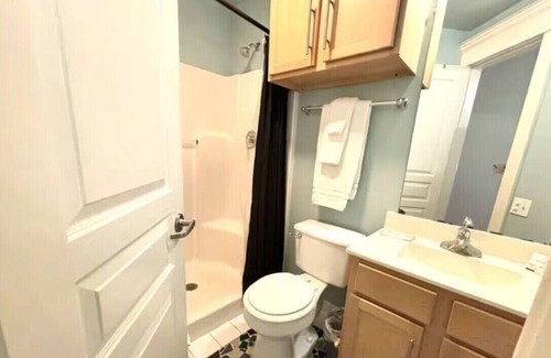 Oak Lawn Apartment | Knight 105: Your Perfect 2-Bedroom Getaway