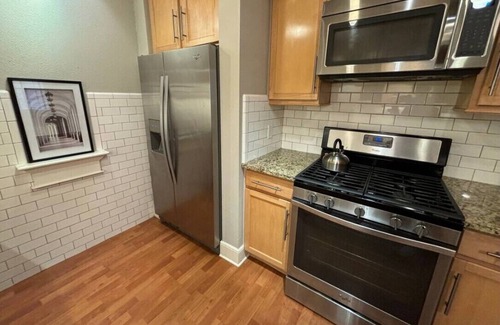 Oak Lawn Apartment | Knight 106 Charming 2-bedroom apartment