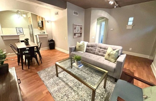 Oak Lawn Apartment | Knight 106 Charming 2-bedroom apartment