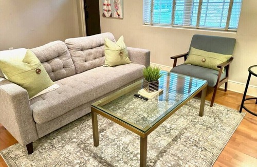 Oak Lawn Apartment | Knight 106 Charming 2-bedroom apartment