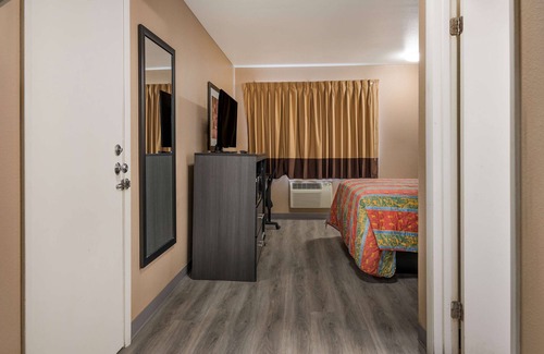 East Beltline Hotel | Knights Inn Grand Rapids