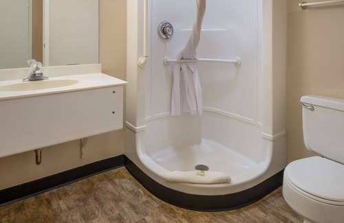 East Beltline Hotel | Knights Inn Grand Rapids
