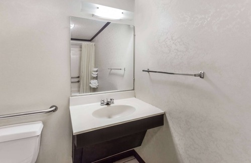 Mount Pleasant Hotel | Knights Inn Racine