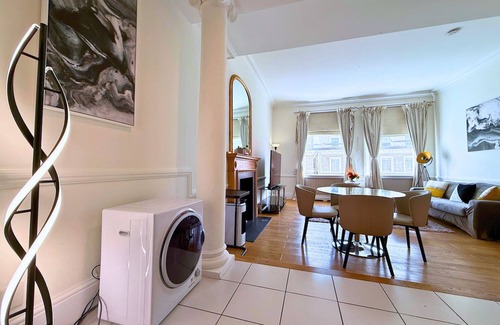 Knightsbridge and Belgravia Apartment | Knightsbridge & South Kensington, Private Garden Super King 2Beds 2Bath by Hyde Park & Royal Albert Hall