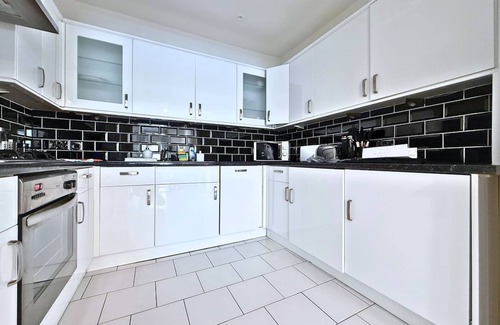 Knightsbridge and Belgravia Apartment | Knightsbridge & South Kensington, Private Garden Super King 2Beds 2Bath by Hyde Park & Royal Albert Hall