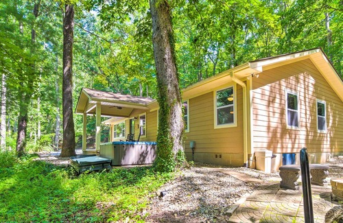 Lynn House | 'Knobby Creek Cottage' w/ Hot Tub & Grill!