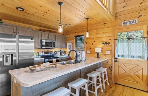 Blue Ridge Cabin | Knotty Bear: Cozy Cabin, Breathtaking Mountain Views, Hot Tub, Fire Pit