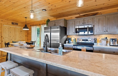 Blue Ridge Cabin | Knotty Bear: Cozy Cabin, Breathtaking Mountain Views, Hot Tub, Fire Pit