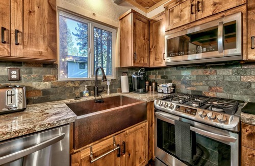 Pioneer Trail House | Knotty Cabin, Loft, Game Room, Recent Updates, 8 Guests + Extra Kids 5 Yrs Old and Younger