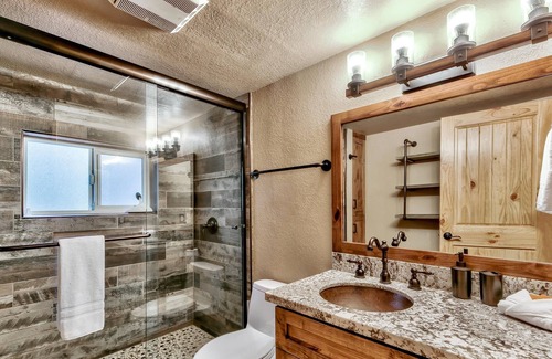 Pioneer Trail House | Knotty Cabin, Loft, Game Room, Recent Updates, 8 Guests + Extra Kids 5 Yrs Old and Younger