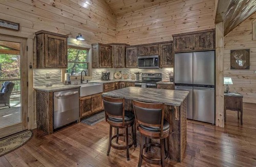 Mineral Bluff Cabin | Knotty Dreams - Pet Friendly | Screened In Party Porch | Hot Tub