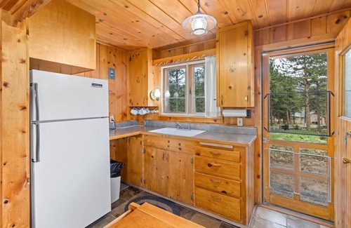Estes Park Cabin | Knotty Pine - 2 bedroom cabin - Free WiFi