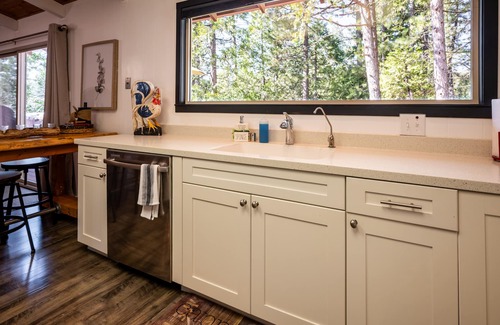 Glencoe Cabin | Knotty Pine-Pet Friendly w/A/C and Hot Tub!